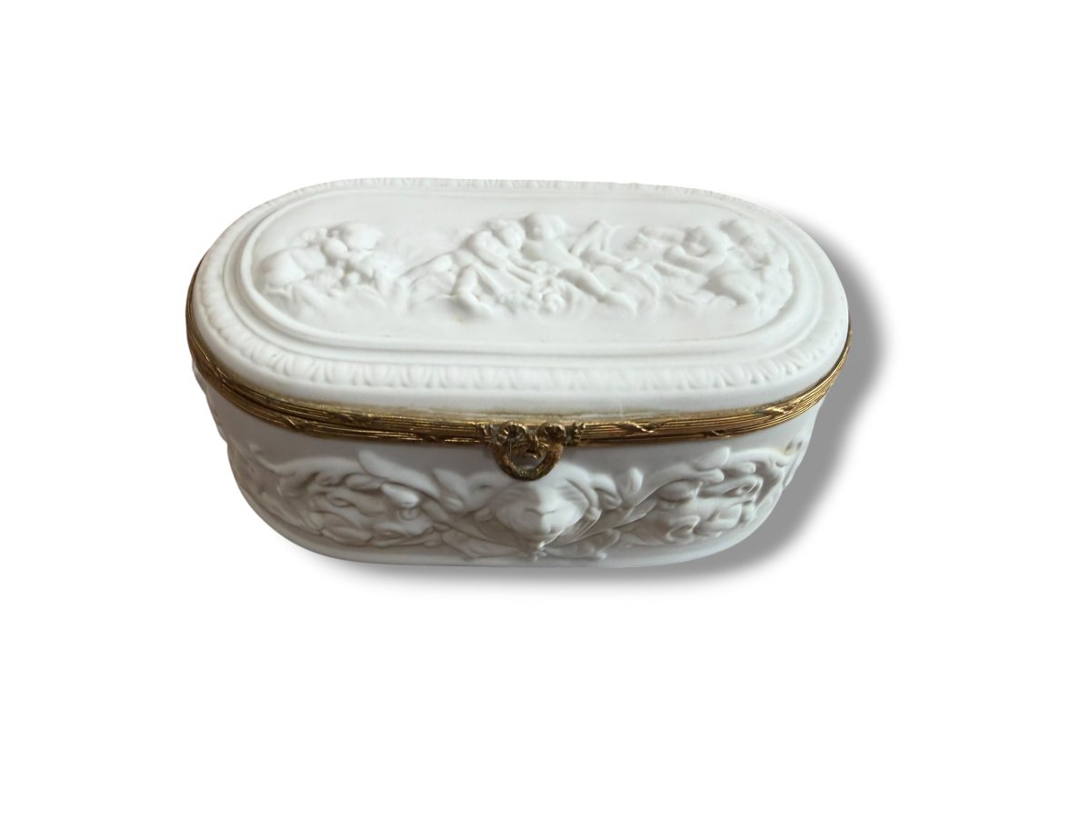 Limoges Boîte en biscuit à décor d'amours-photo-5