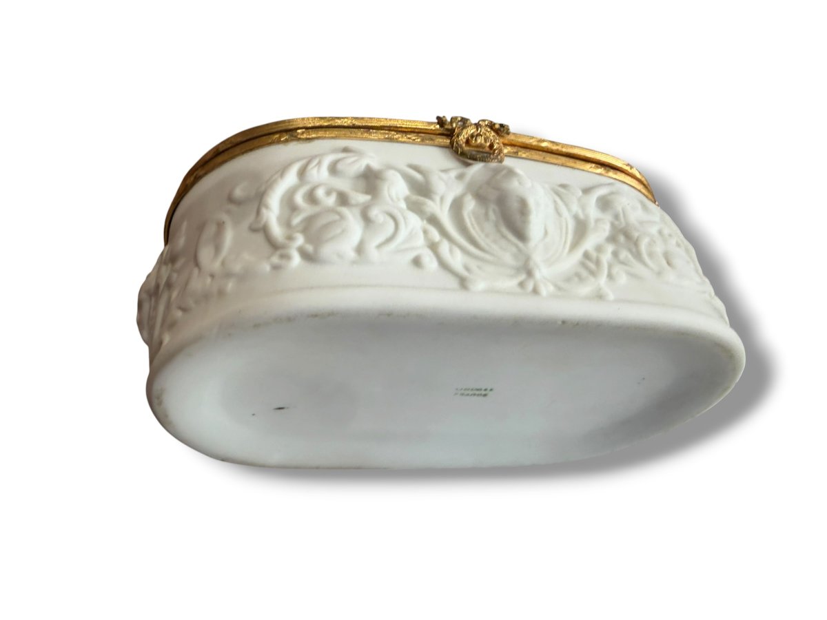Limoges Boîte en biscuit à décor d'amours-photo-6