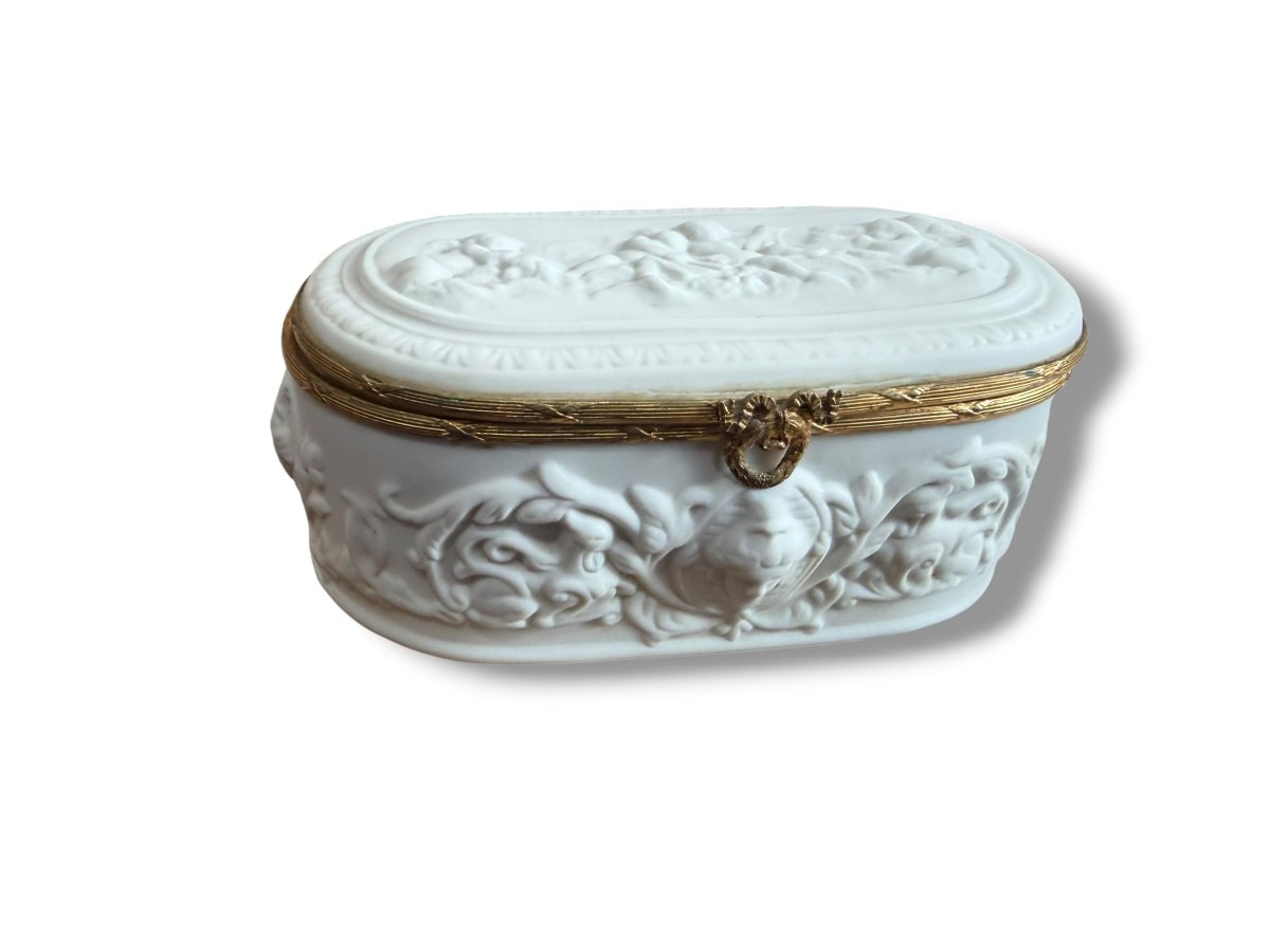 Limoges Boîte en biscuit à décor d'amours