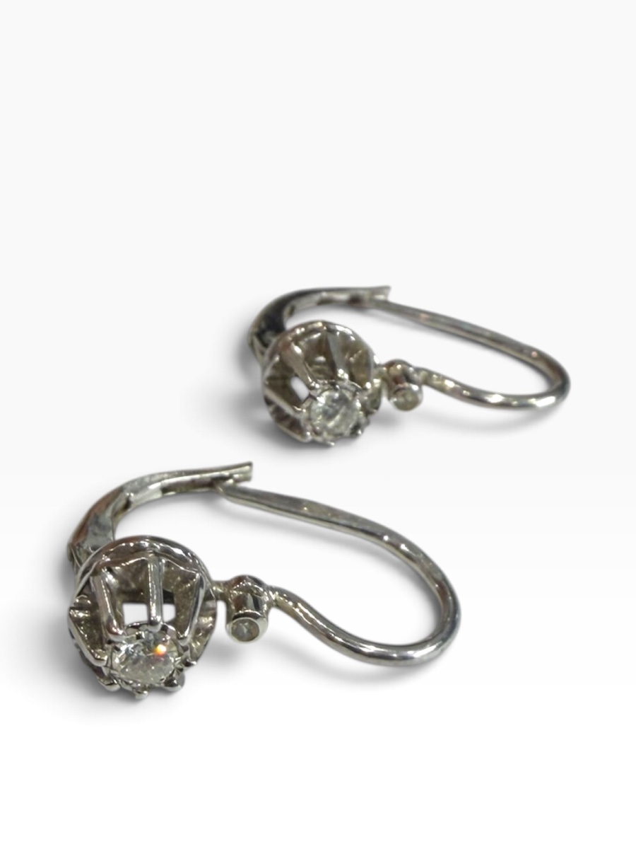 Paire de boucles d’oreilles or gris et diamants