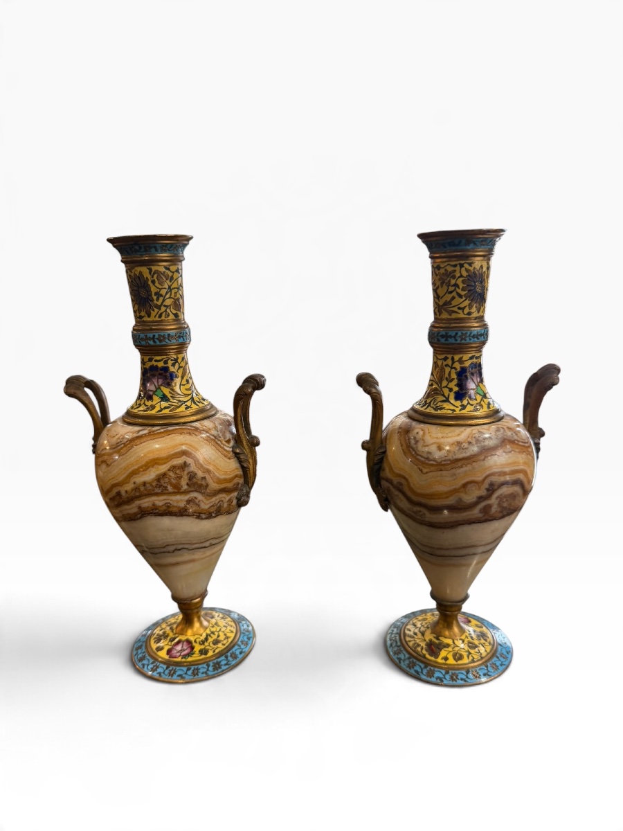 Paire de vase Napoléon III onyx et émaux chantournés
