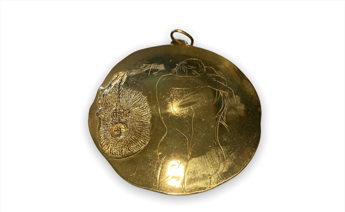 Deux Grande Medailles En Métal Doré Portant La Signature De Pierre-yves Tremois -photo-2