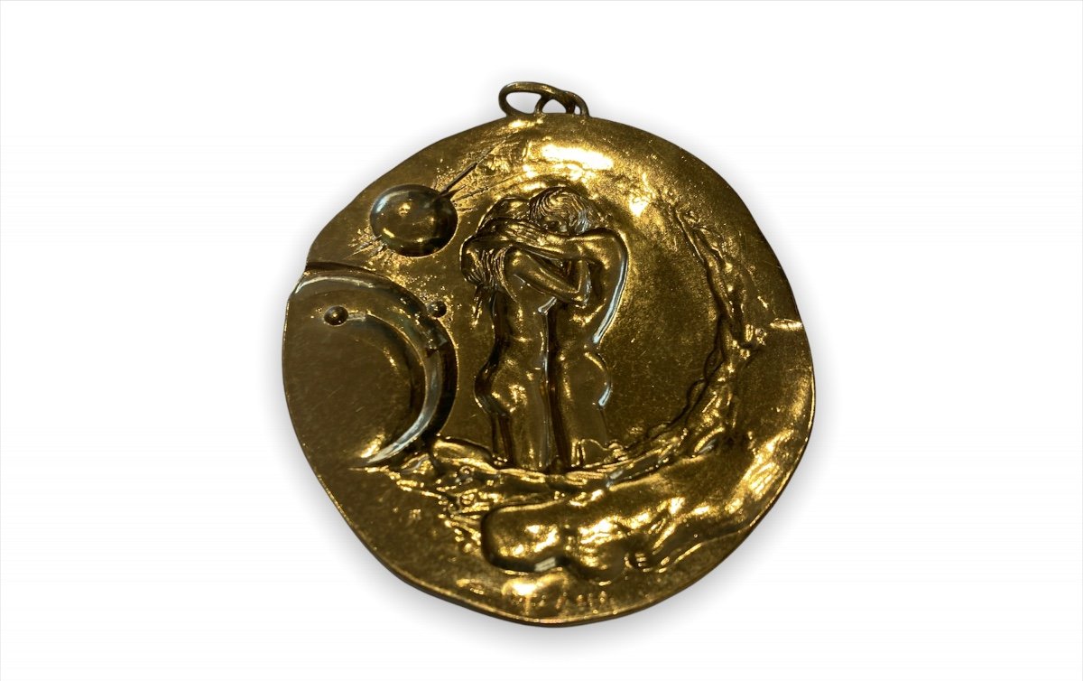 Deux Grande Medailles En Métal Doré Portant La Signature De Pierre-yves Tremois -photo-1