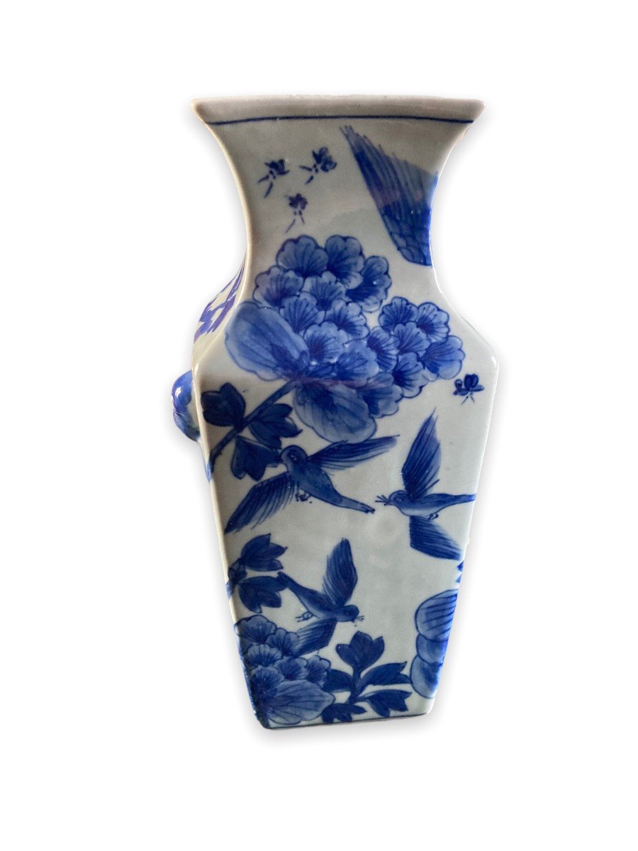 Vase Balustre Chinois Base Carrée Fond Celadon Motifs Bleus Début XXeme