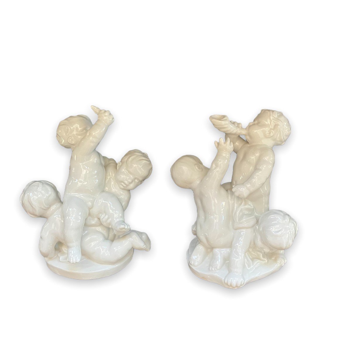 Capodimonte Paire De Sujets à Décor De Putti