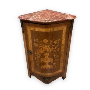 Buffet d'Encoignure Décor Marqueté Au Vase Fleuri de style Louis XVI
