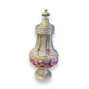 Important Vase Couvert De Style Louis XVI En Porcelaine Allemande