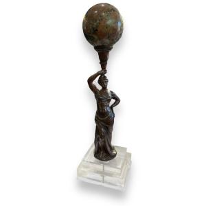 Torchère En Bronze Jeune Femme Surmontée d'Une Boule En Pierre