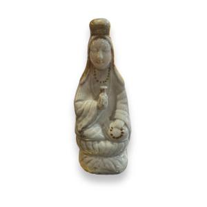 Guanyin Assise Tenant En Flacon Porcelaine Chinoise émaillée XIXeme