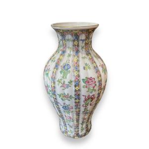 Important Chinese Vase In Enameled And Gilded Porcelain