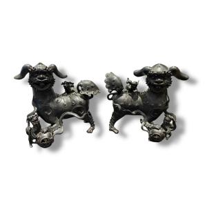 Paire de Chiens de Fô en bronze Chine fin XVIIIeme