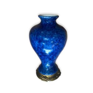 Petit Vase Balustre En Porcelaine Bleue Et Piètement En Bronze