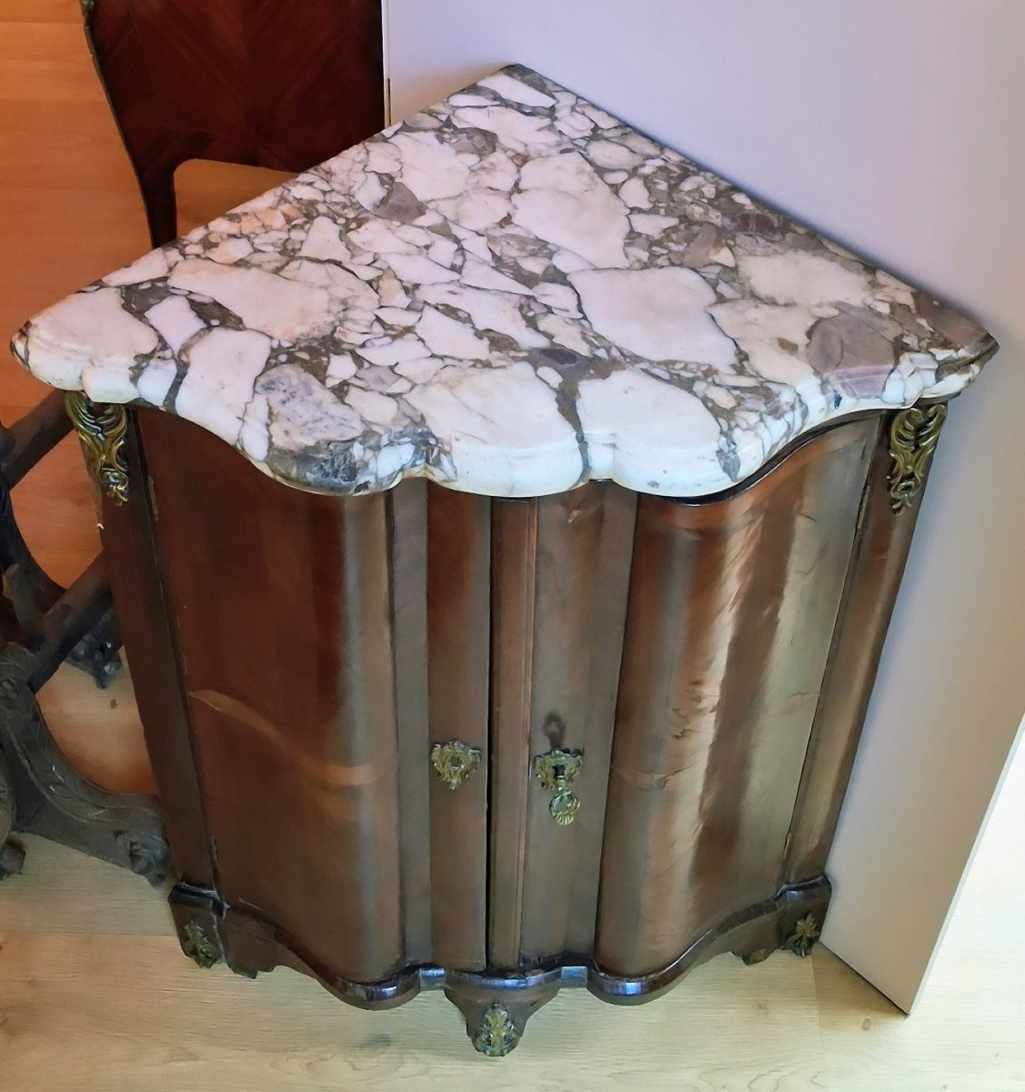 Encoignure à façade de forme arbalète-photo-4