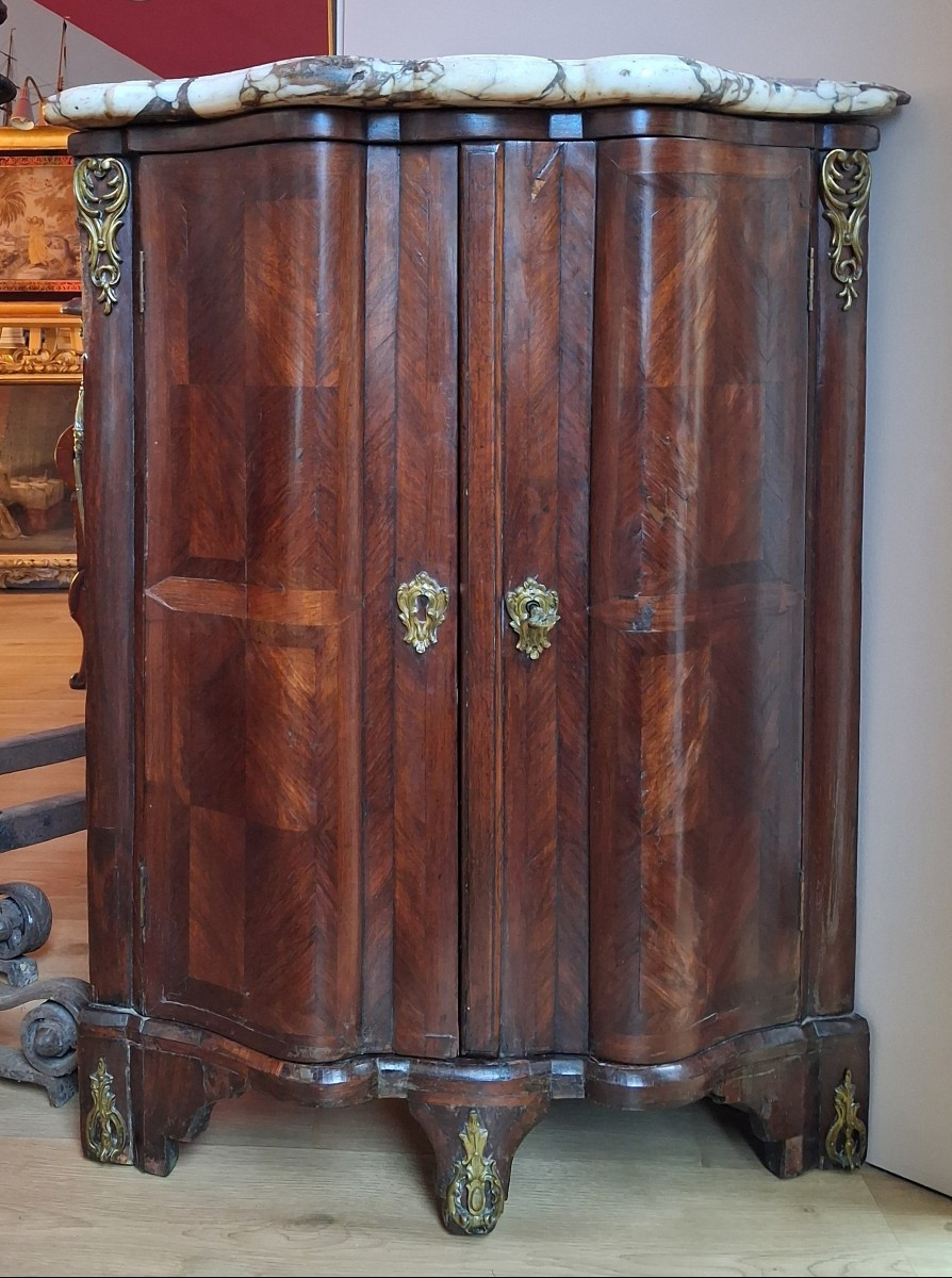 Encoignure à façade de forme arbalète