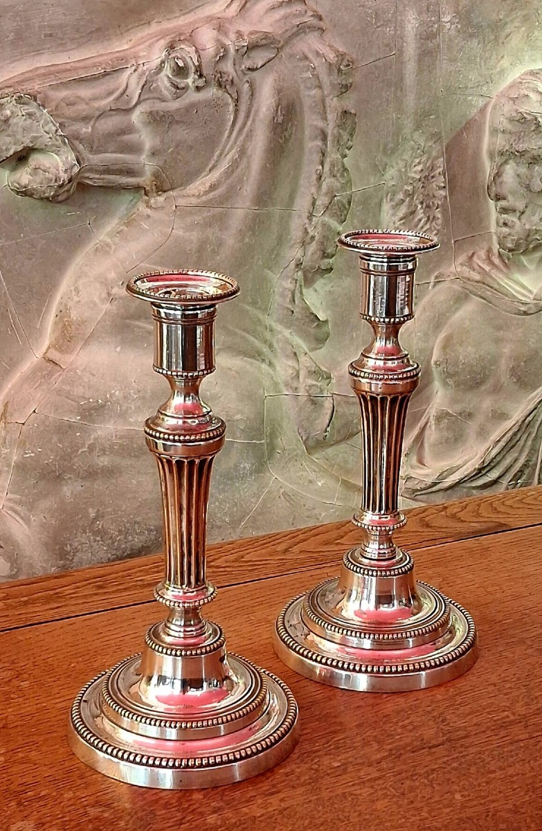 Paire de bougeoirs d'époque louis XVI