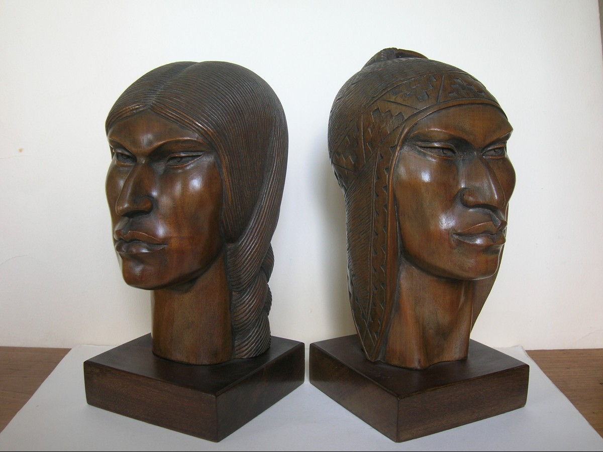 Paire de bustes d'Amérindiens - bois taille directe, circa 1950-photo-2