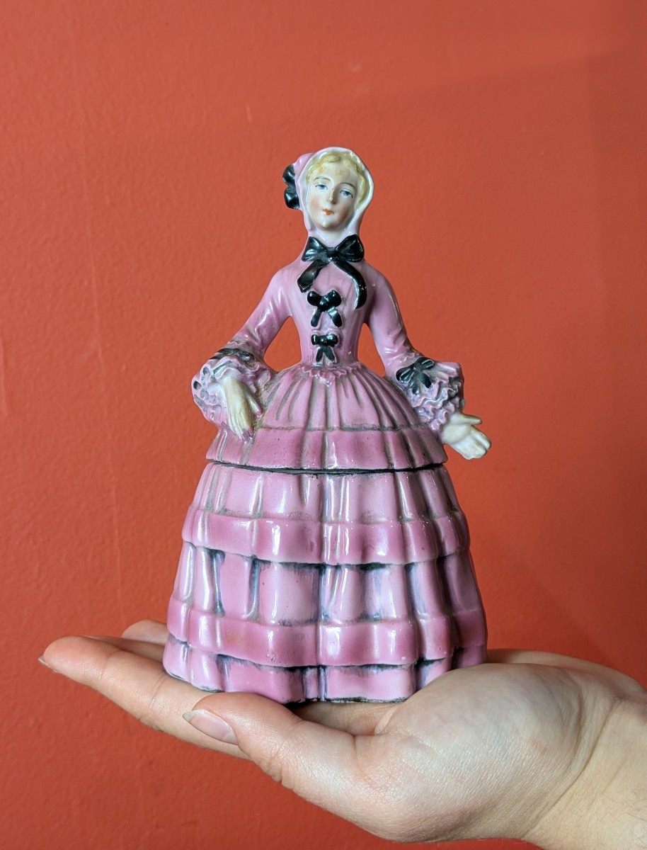 A Young Girl From A Good Family - Napoleon III Porcelain Candy Box