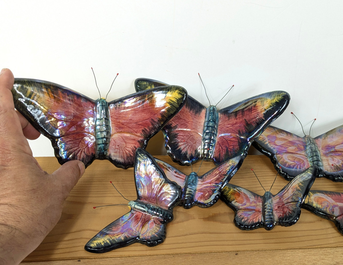 Un ensemble de sept papillons en céramique vernissée - circa 1950-60 - Vallauris ?-photo-2