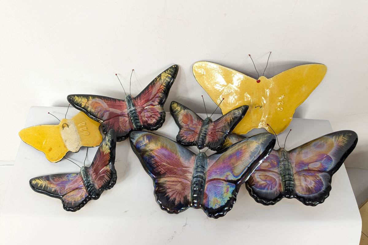 Un ensemble de sept papillons en céramique vernissée - circa 1950-60 - Vallauris ?-photo-1