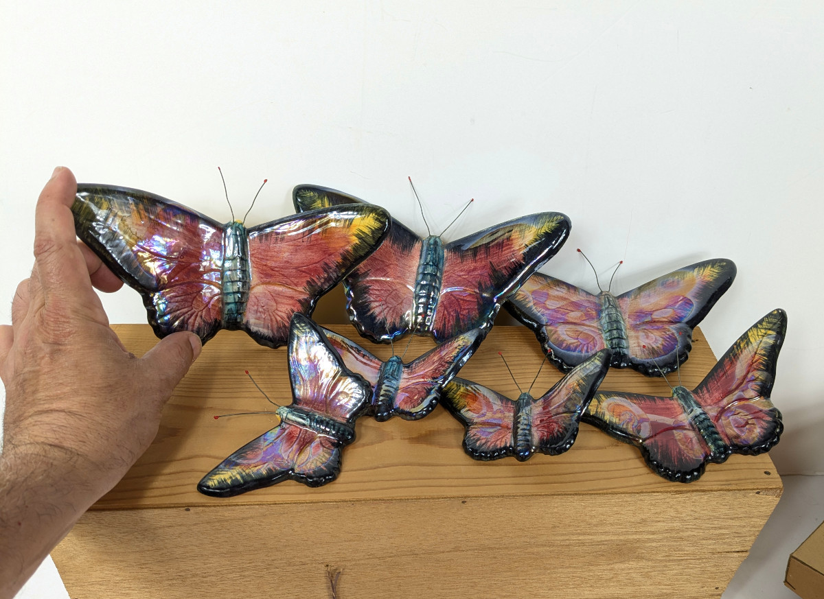 Un ensemble de sept papillons en céramique vernissée - circa 1950-60 - Vallauris ?