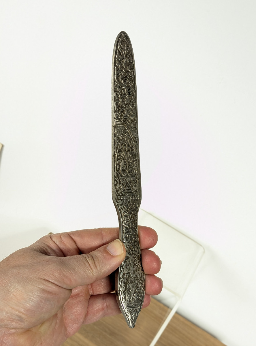 Coupe papier néo gothique - décor de lansquenet gravé  à l'acide - circa 1880-photo-3