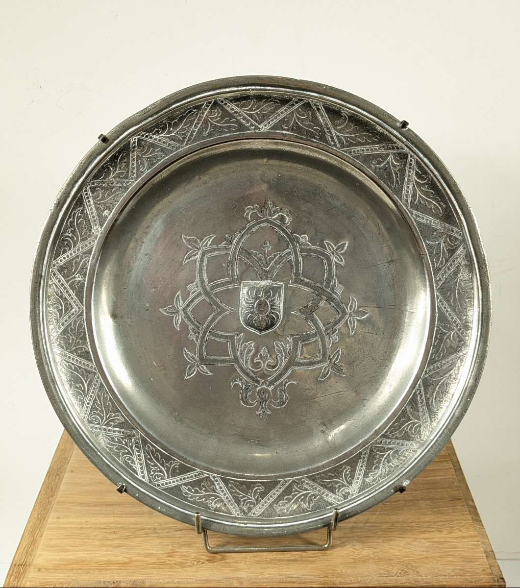 Dish Decorated With A Sunburst And Gothic Interlacing - 17th Century Pewter - Germanic?