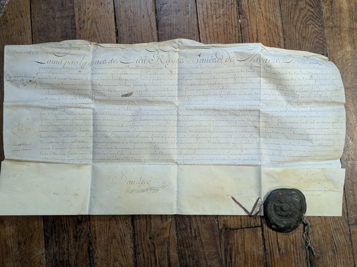 Lettre de grâce, accordée par Louis XV  - parchemin signé Louis -  1738