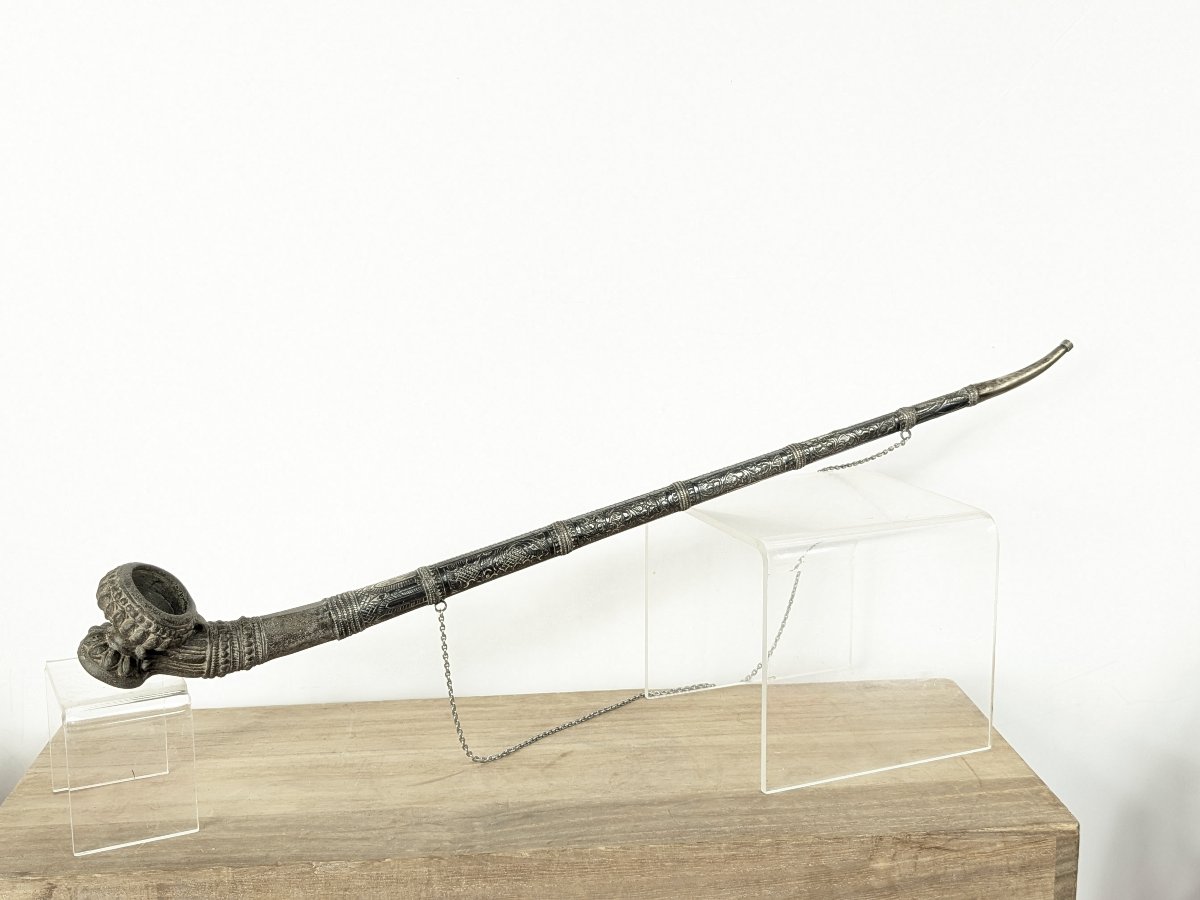 Grande pipe birmane en argent repoussé et ciselé – Birmanie, XIXe siècle
