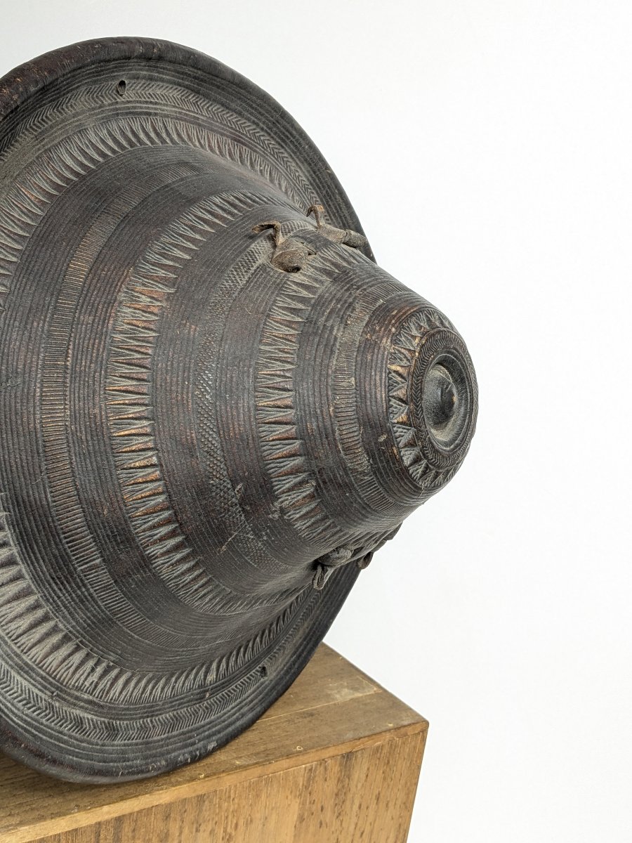 Ethiopian Leather Shield With Chevron Decoration, First Half Of The 20th Century-photo-1