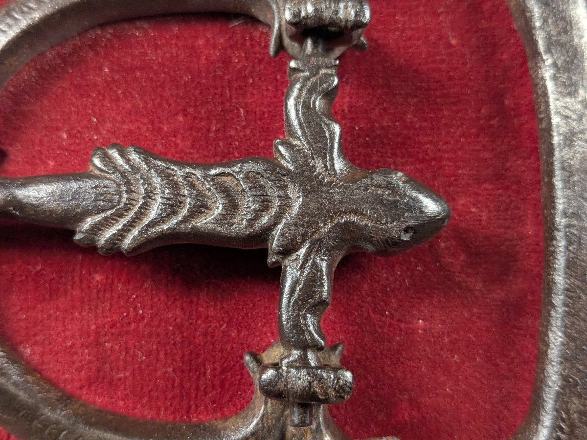 Boucle de harnachement à salamandre — fer, fin XVe–début XVIe siècle-photo-2