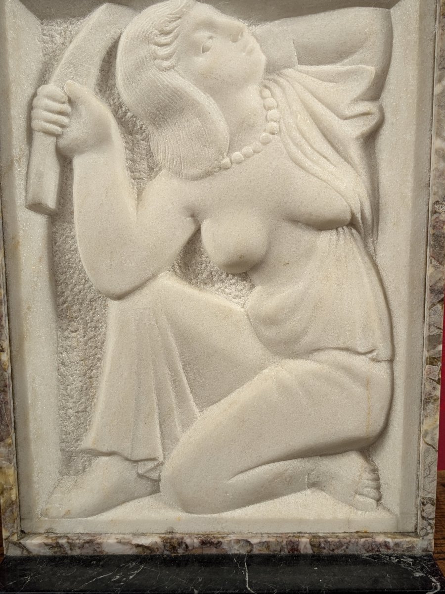 La coiffure — bas-relief en marbre, époque Art déco, vers 1920-1930-photo-3