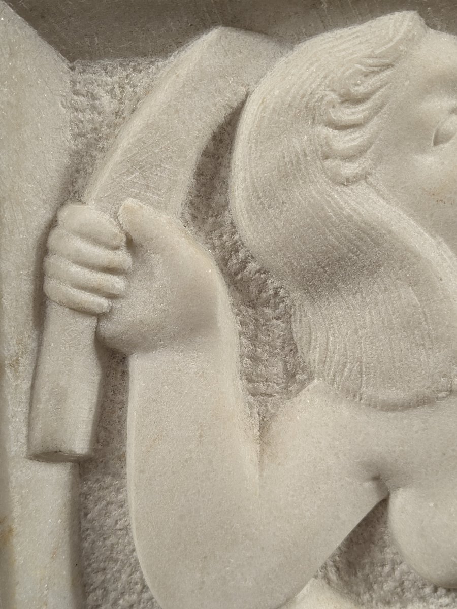 La coiffure — bas-relief en marbre, époque Art déco, vers 1920-1930-photo-4