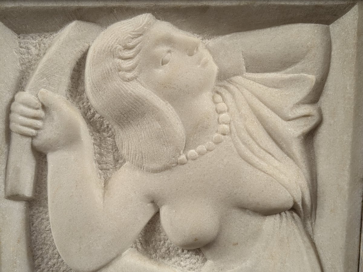 La coiffure — bas-relief en marbre, époque Art déco, vers 1920-1930-photo-1