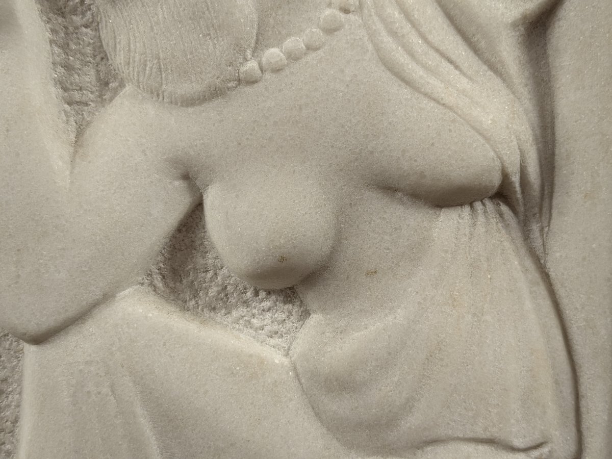 La coiffure — bas-relief en marbre, époque Art déco, vers 1920-1930-photo-2