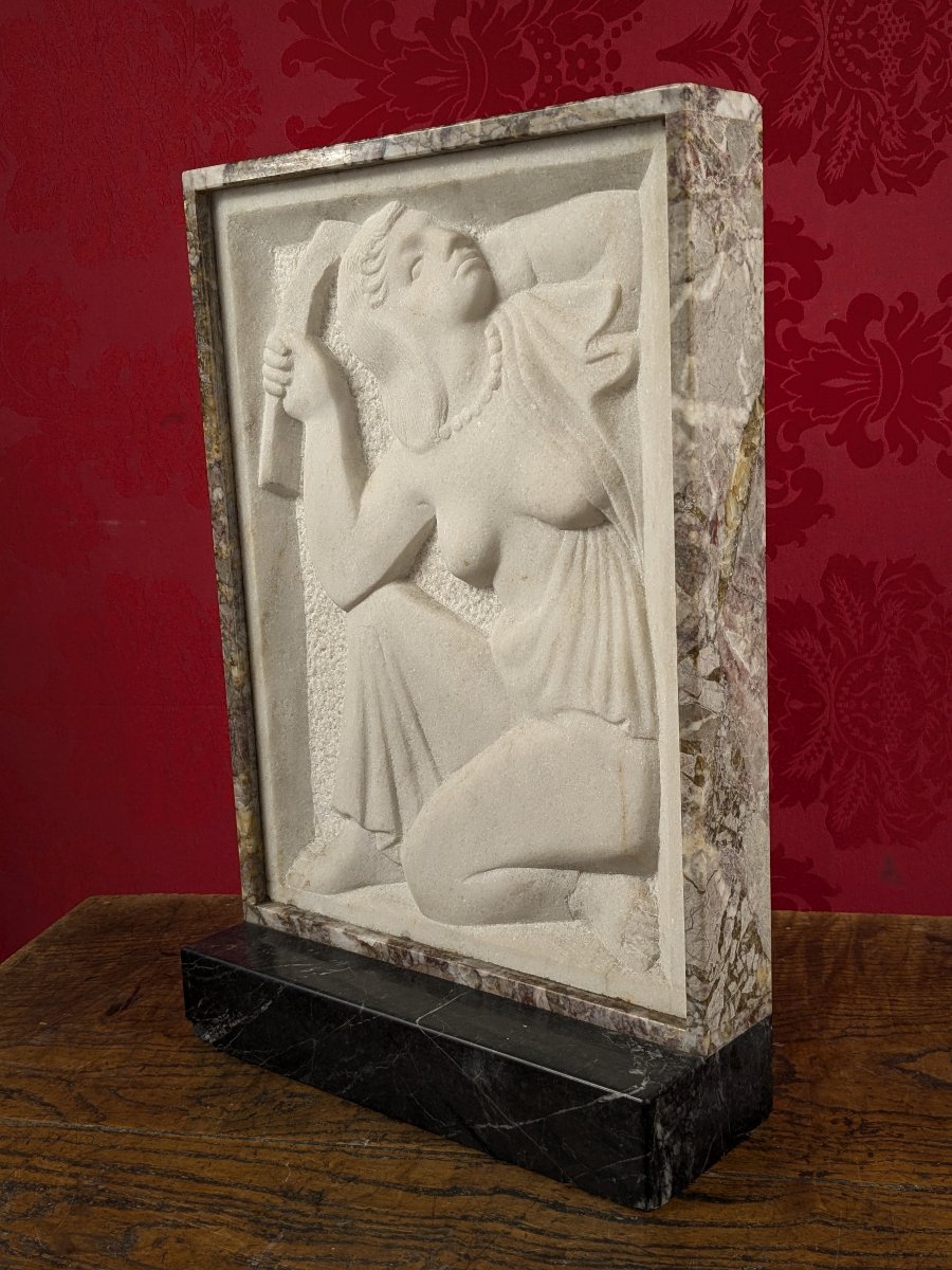 La coiffure — bas-relief en marbre, époque Art déco, vers 1920-1930-photo-5