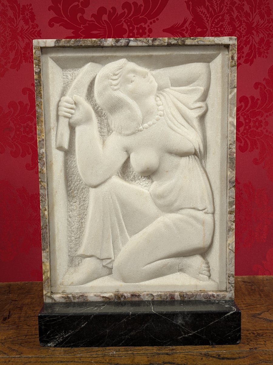La coiffure — bas-relief en marbre, époque Art déco, vers 1920-1930