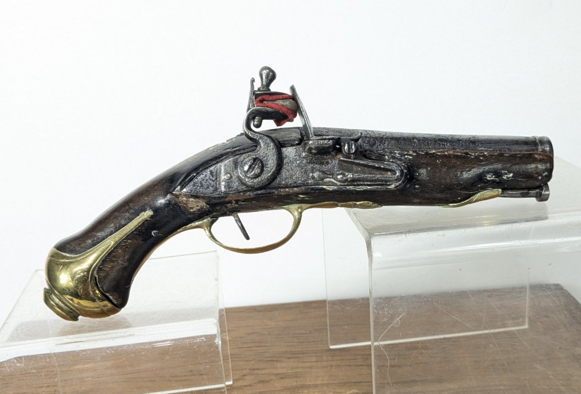 Petit pistolet à silex du XVIIIᵉ siècle