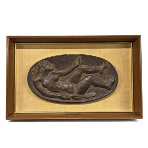 Nu allongé - relief bronze par Fu Matsuoka (Japon 1923-2008)