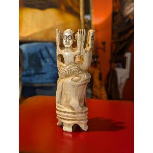 grenouilles et personnages - os gravé, Indonésie Sulawesi - milieu XXe