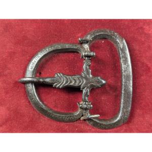 Boucle de harnachement à salamandre — fer, fin XVe–début XVIe siècle