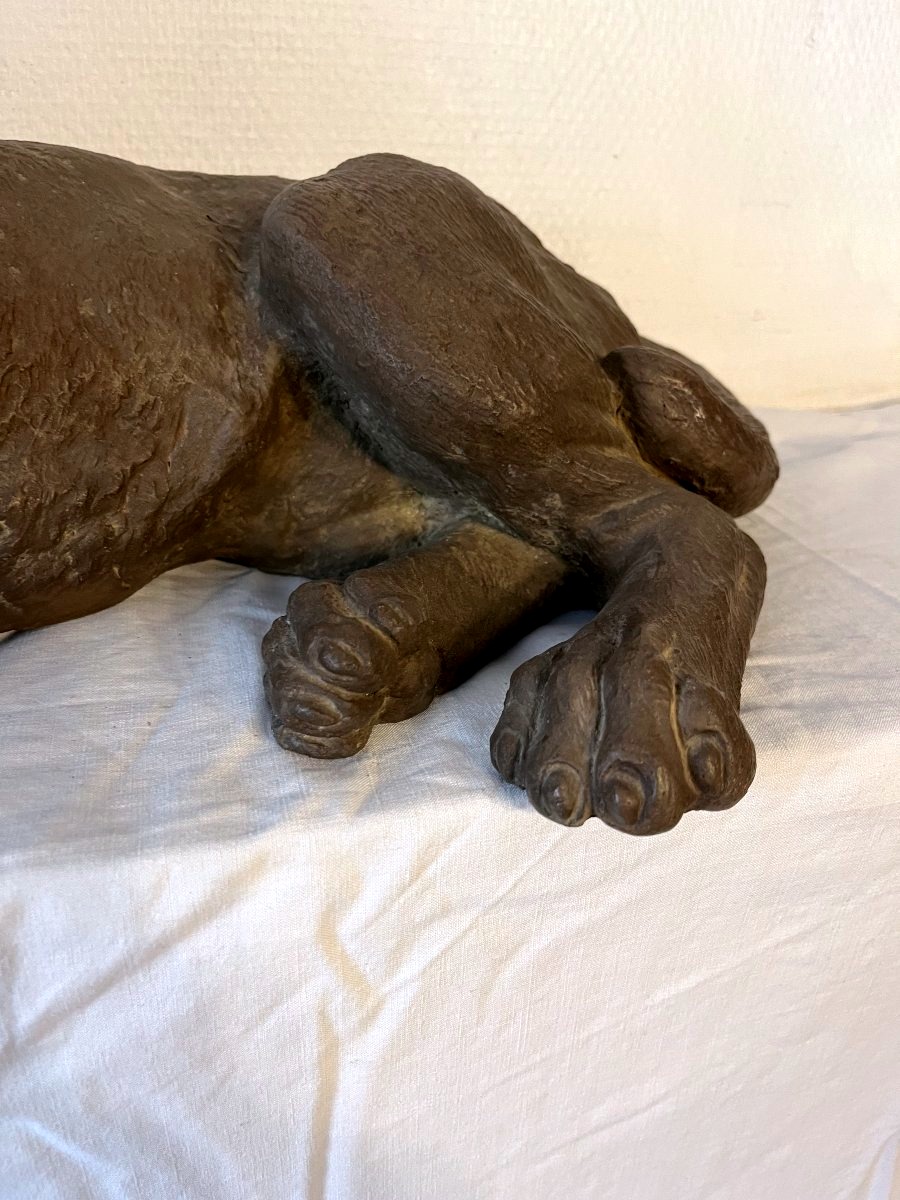 CHIEN ALLONGE EN TERRE CUITE-photo-1