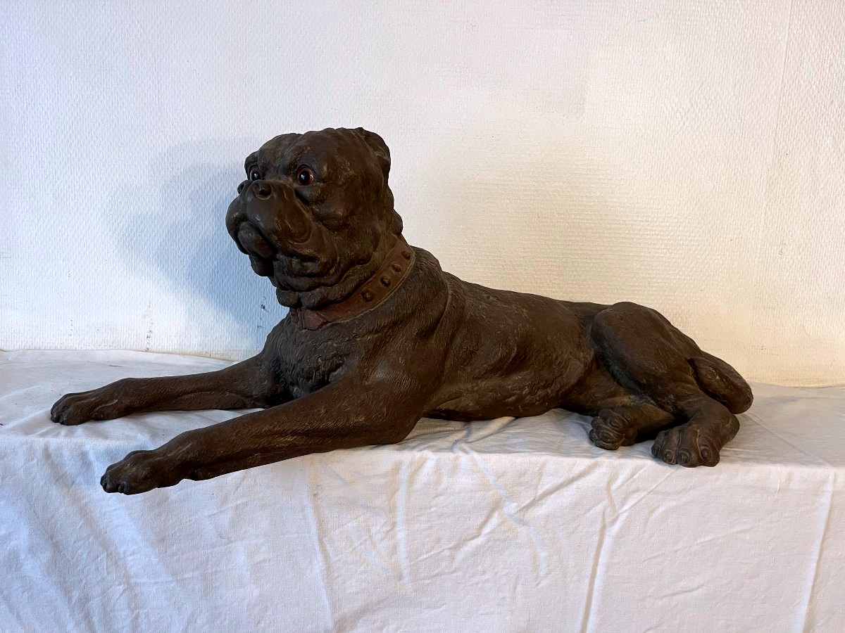CHIEN ALLONGE EN TERRE CUITE