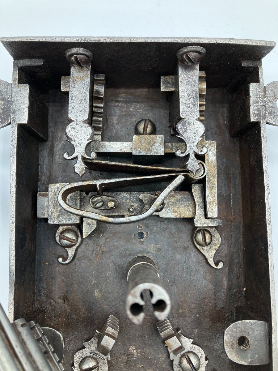 Iron Lock-photo-3