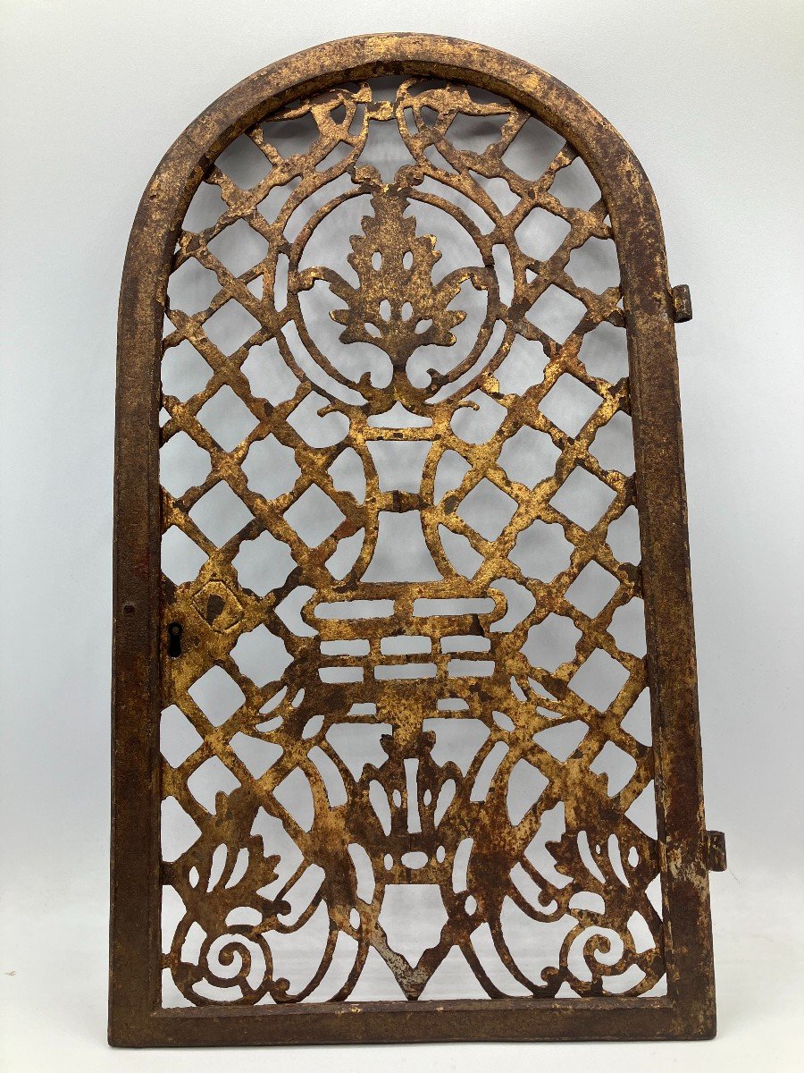 Petit Portail En Fer Forgé Et Perforé