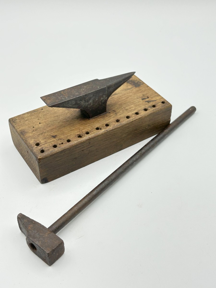 Enclume et marteau en fer forgé