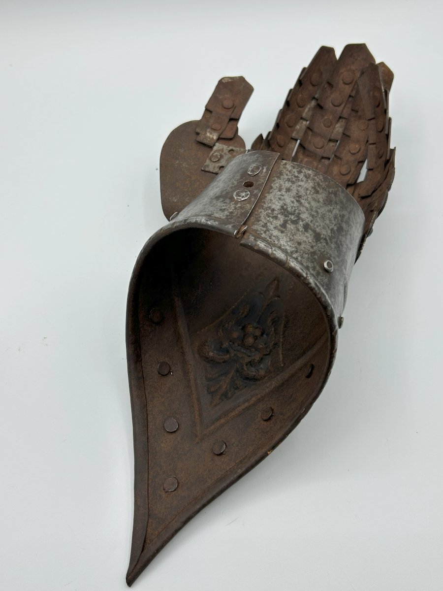 Armour, Left Hand In Forged Iron-photo-1