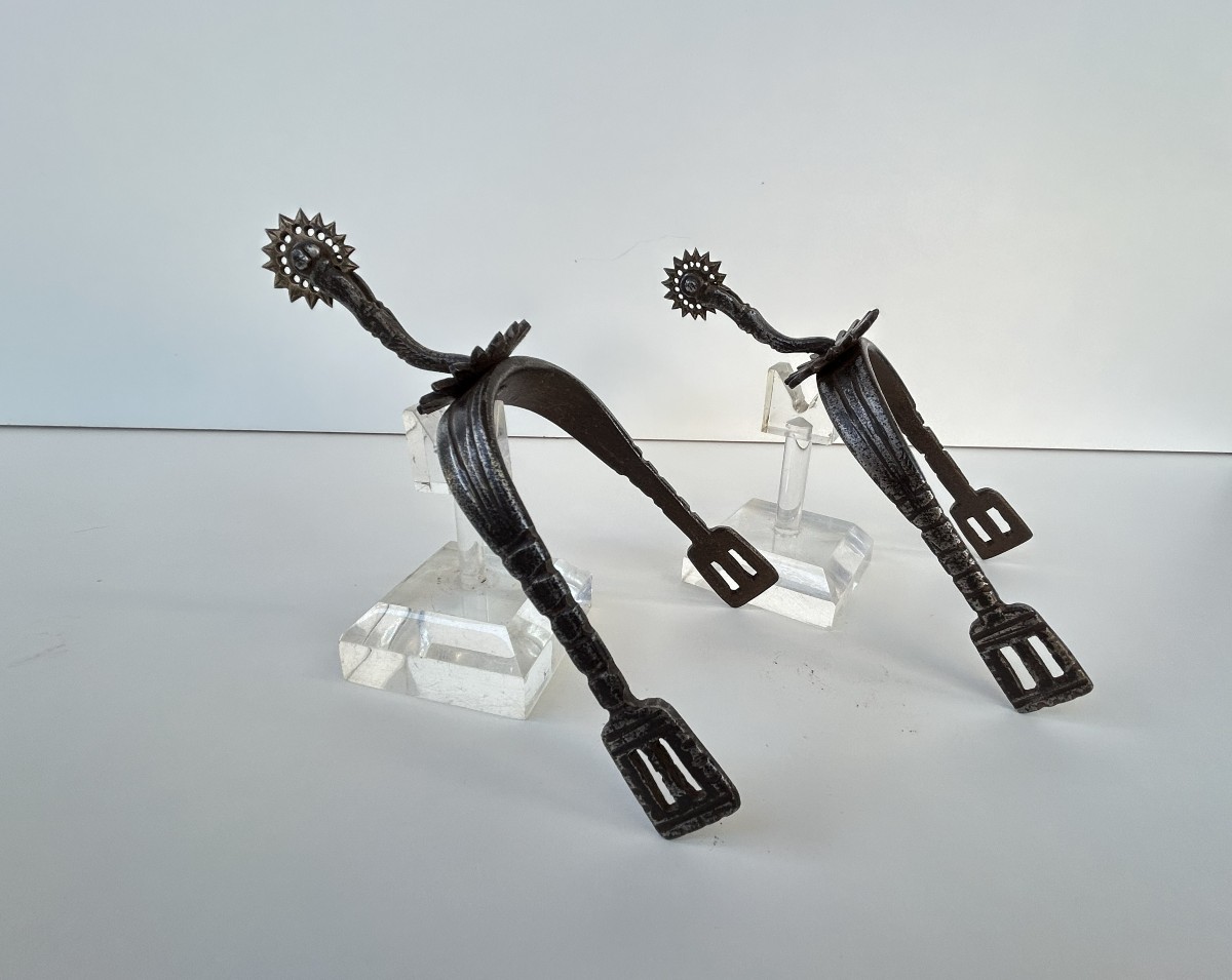 Paire d'éperons en fer forgé 