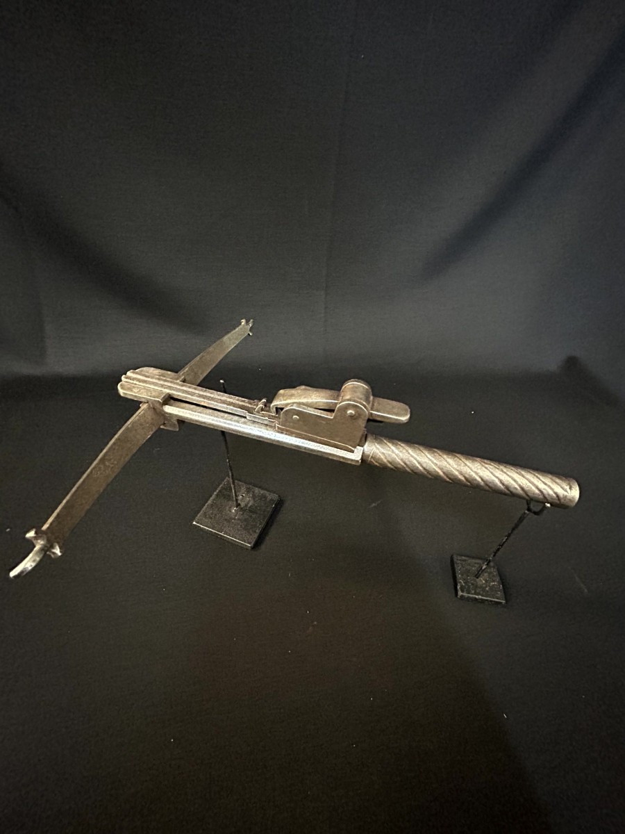 Petite arbalète en fer forgé