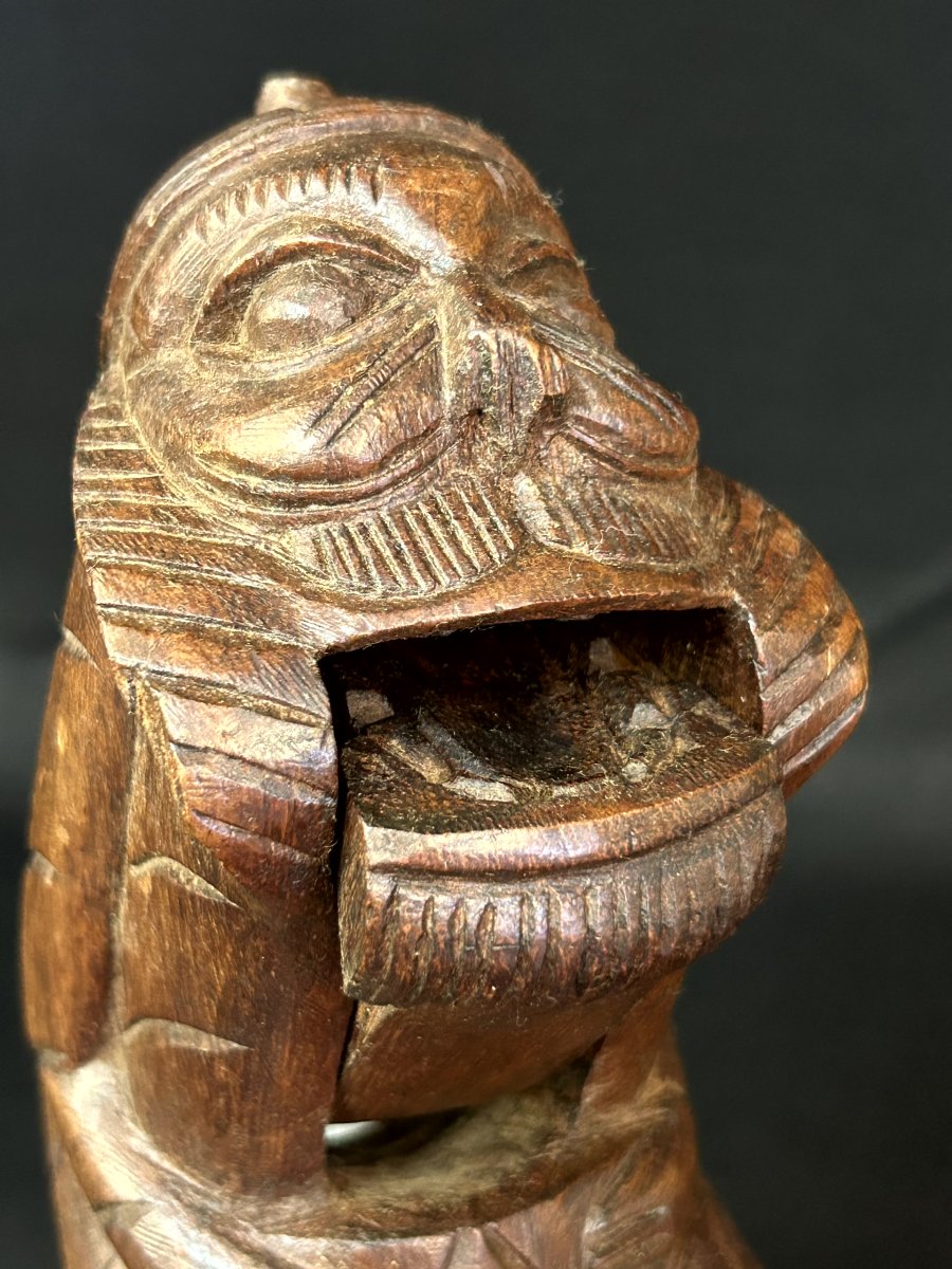 Casse-noix en bois sculpté -photo-2