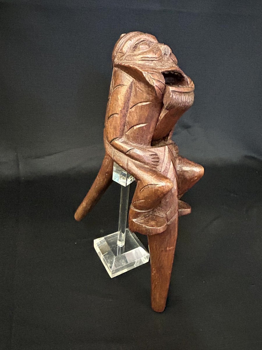 Casse-noix en bois sculpté 